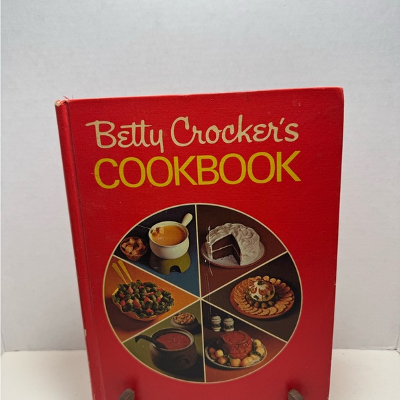 Betty Crocker Other - Vintage 1972 Betty Crocker‘s Red Pie Cookbook Textbook Style